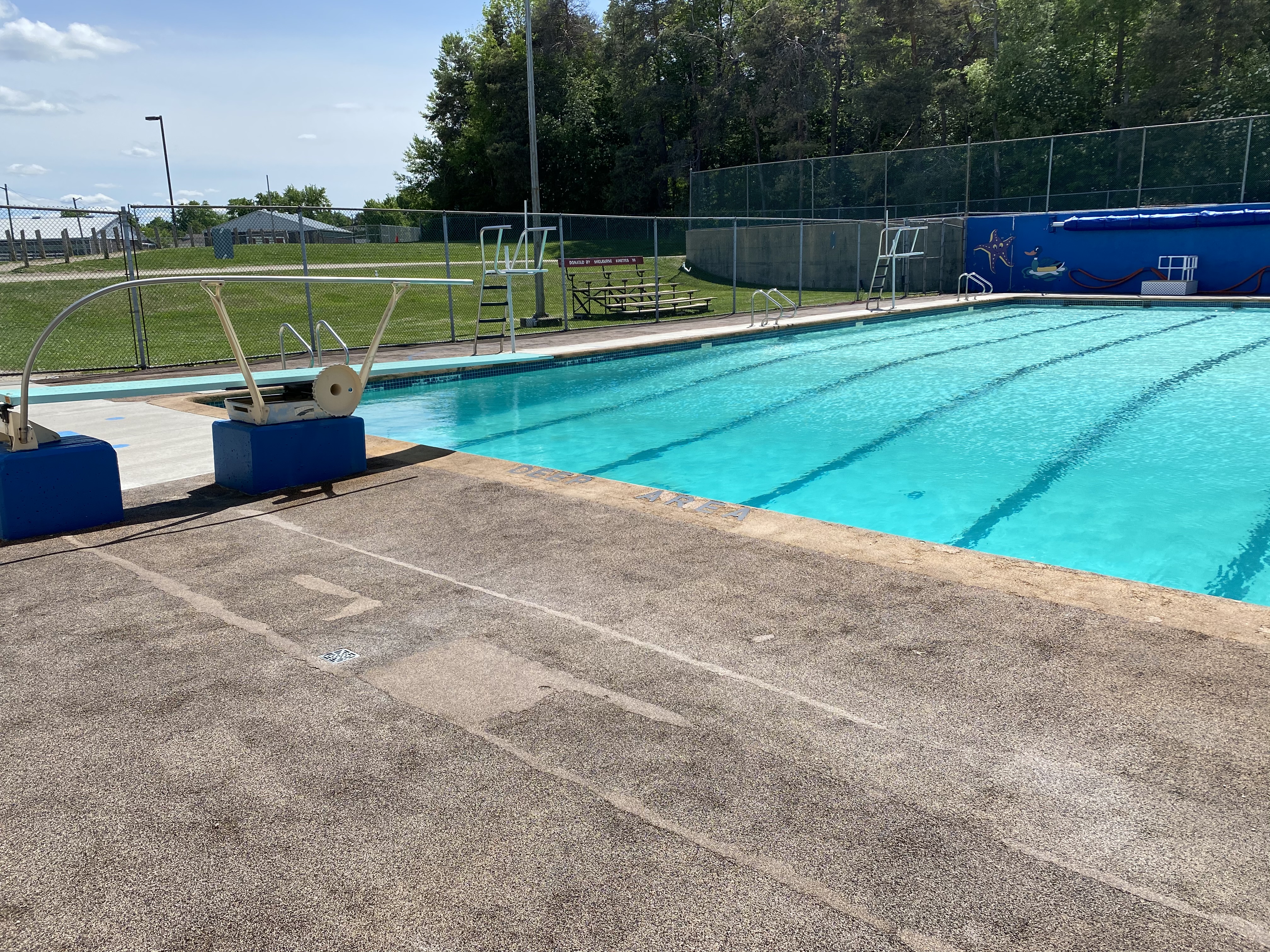 Centre Dufferin Recreation Complex (CDRC) outside with pool